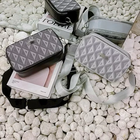 túi đeo chéo, túi dáng hộp hoạ tiết tam giác 2 màu kiểu dáng hottrend mẫu mới cho nam và nữ